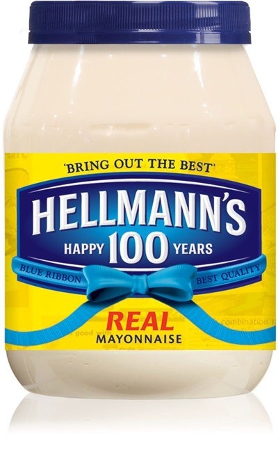 5. Hellman’s Năm thành lập: 1913 Lĩnh vực: Đồ gia vị Công ty mẹ hiện tại: Unilever Trụ sở chính hiện tại: Anh Hellman's được thành lập bởi một người gốc Đức với sản phẩm nước sốt mayonnaise. Năm 1932, đối thủ mayonnaise Best Foods từ bờ biển phía Tây đã thâu tóm Hellman’s. Cùng lúc ấy, công ty Hellman’s vẫn đang phát triển thịnh vượng và đã đang mở rộng kinh doanh ra hầu hết các vùng tại bờ biển phía Đông, tung ra những gia vị mới, bao gồm sốt Tartar và phết Sandwich. Năm 2000, tập đoàn đa quốc gia Unilever mua Best Foods và những công ty con.