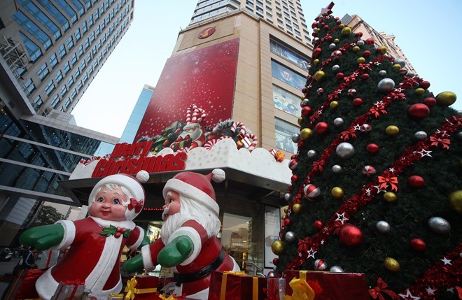 Hình ảnh ông già tuyết, cây thông Noel xuất hiện nhiều trên đường phố
