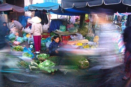 Buổi sáng hối hả – Tác giả người Mỹ Ayelet Daniel chụp tại Hội An