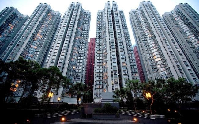 3. Hong Kong (Trung Quốc)
Giá nhà tăng trong năm: 16,1%
Các nhà hoạch định chính sách Hong Kong cũng đang cố hạ nhiệt thị trường bất động sản tại đây. Tăng trưởng tín dụng mạnh tại Trung Quốc và chính sách tiền tệ lỏng lẻo ở Mỹ đã thổi phồng địa ốc Hong Kong. Trong đó, nhà đầu tư nước ngoài là những người mua chính.