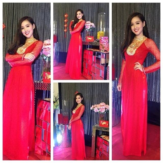 Cô nàng nổi bật trong sắc đỏ rực rỡ.
Bài viết: http://news.zing.vn/Cac-hot-girl-khoe-anh-xitin-don-nam-moi-post381891.html#category_featured.noibat
Nguồn Zing News