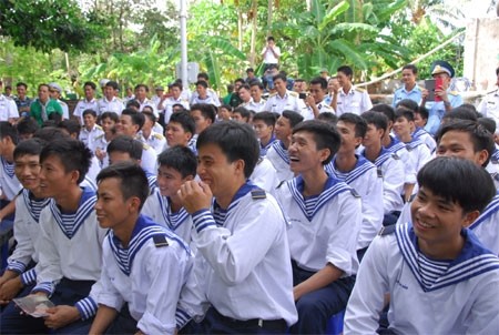 Niềm vui của lính đảo khi xem văn công biểu diễn