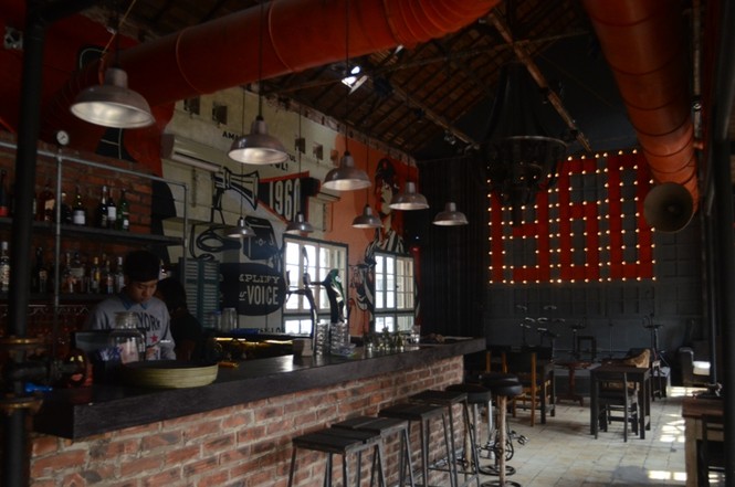 Quán bar vẫn hoạt động