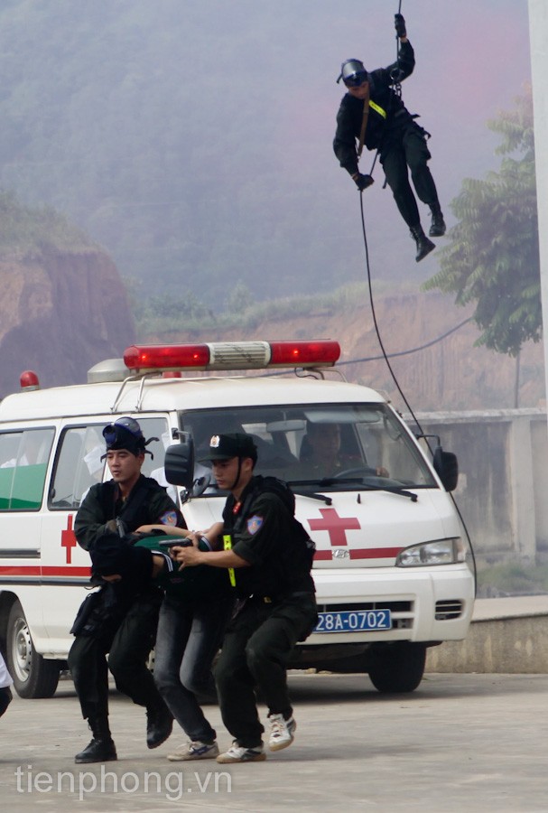LL cảnh sát khống chế bọn khủng bố.