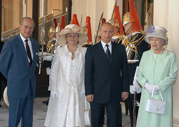 Vợ chồng ông Putin gặp mặt nữ hoàng Elizabeth II và công tước xứ Edinburgh tại London tháng 6/2003