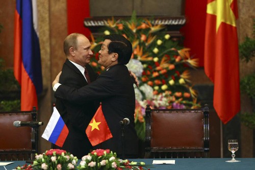 Ôm hôn nồng thắm trong Phủ chủ tịch