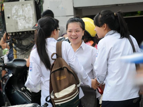 Các sĩ tử chuẩn bị bước vào môn thi đầu tiên. Ảnh: Tuấn Nguyễn