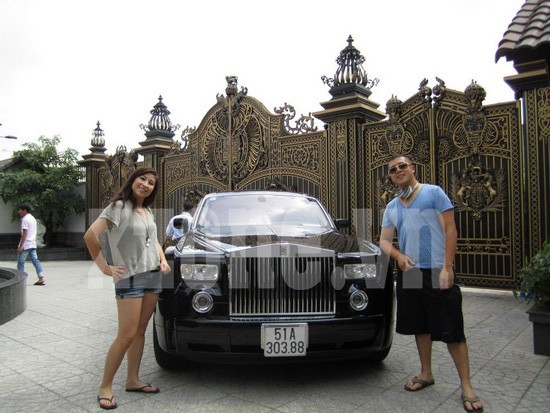 Siêu xe Roll-royce trong khuôn viên căn biệt thự