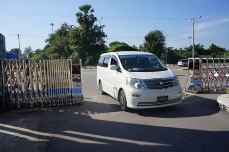 Để vào phía trong, chiếc ô tô này phải qua 2 lần cửa kiểm soát.
