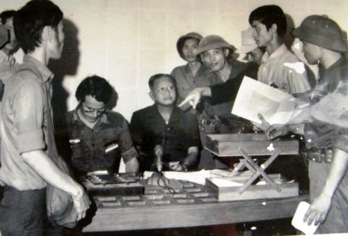 Dương Văn Minh đọc lời đầu hàng vô điều kiện trên Đài phát thanh Sài Gòn