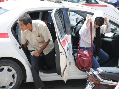 Xe ôm, xe taxi cũng