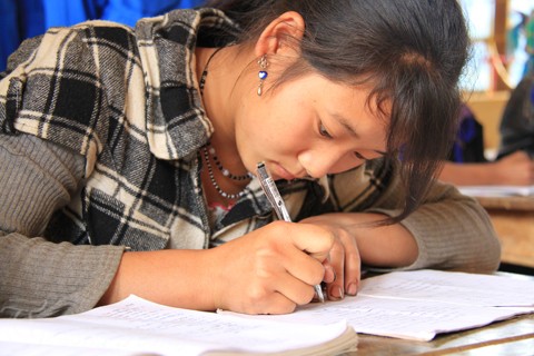 Sùng Thị Rùa, 19 tuổi, đi học lớp xóa mù chữ. Rùa cho biết, nhà nghèo quá nên không đi học. Dưới Rùa còn có em trai học hết lớp 5 thì nghỉ, em gái út thì không đi học. Rùa mới lấy chồng. Chồng Rùa cũng chỉ học hết lớp 9