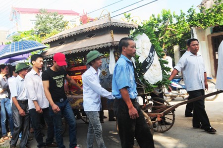 Ngay trong chiều 12-9 và sáng 13-9, đám tang của 8 em học sinh xấu số đã được tổ chức