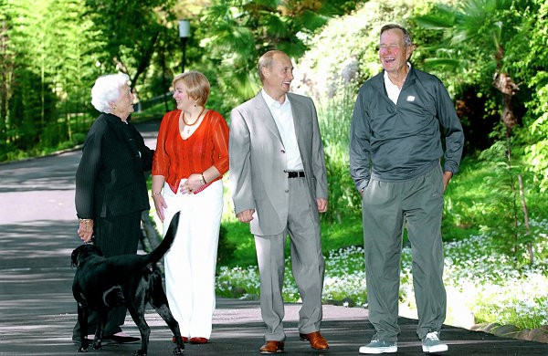 Vợ chồng ông Putin cùng vợ chồng cựu tổng thống Mỹ George Herbert Walker Bush tại Bocharov hồi tháng 9/2003