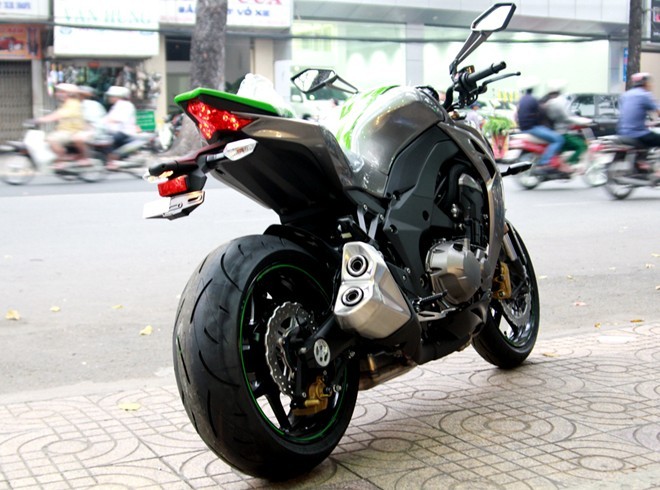 Z1000 2014 sở hữu ngoại hình dữ dằn và hầm hố hơn ở các chi tiết như đèn pha, bình xăng cơ bắp hay miếng che bộ tản nhiệt. Đuôi xe được thiết kế ngắn hơn và gọn gàng hơn so với mẫu xe hiện hành
Bài viết: http://news.zing.vn/Anh-Kawasaki-Z1000-2014-dau-tien-o-Sai-Gon-post381721.html#category
Nguồn Zing News