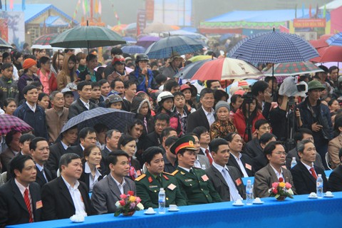 Nhiều đại biểu, người dân, du khách thập phương về dự lễ hội. Ảnh: Trường Phong