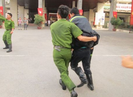 Một chiến sĩ bị thương được đồng đội đưa đi cấp cứu