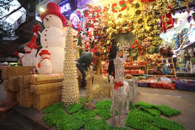 Phố cổ Lương Văn Can, Hàng Mã, đồ trang trí, quà Noel bày tràn cả ra đường