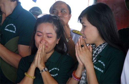 Nghệ sĩ Vân Khánh trước khi chia tay các chiến sĩ nhà giàn DK1