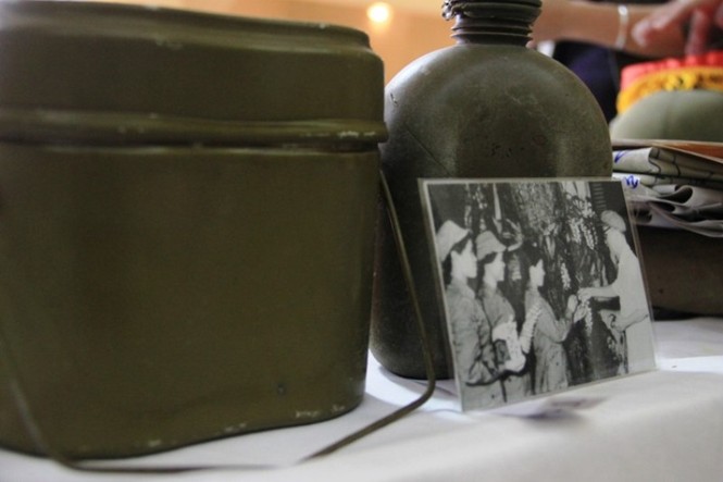 Chiếc bi đông- chiến lợi phẩm của Dũng sĩ giệt Mỹ Trần Thị Bưởi (Sinh 1947, quê Vĩnh Linh, Quảng Trị) thu được của địch tại cao điểm 31- Cồn Tiên (Gio Linh, Quảng Trị) năm 1968. Tấm ảnh kỷ niệm và Bưởi được gặp bác Hồ. Bà tên thật là Trần Thị Buổi nhưng được bác Hồ đổi thành Bưởi- mang hương thơm của loài hoa bưởi. Lần này 2 vợ chồng bà Bưởi hiến tặng nhiều hiện vật ý nghĩa cho bảo tàng Đà Nẵng