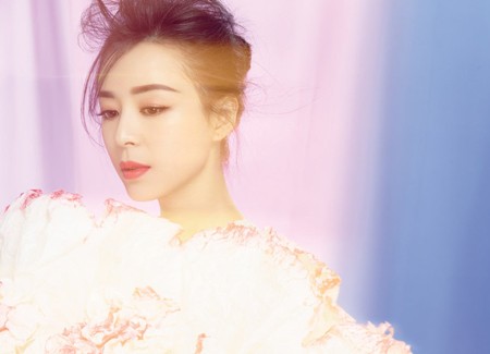 Xuất hiện trên số báo tháng 1 của tạp chí Marie Claire, Trương Tịnh Sơ hi vọng rằng, cô và những khán giả yêu mến sẽ có một năm nhiều may mắn và thuận lợi.