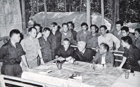 Cuối tháng 3/1975, đồng chí Lê Đức Thọ từ miền Bắc vào Nam cùng đồng chí Phạm Hùng và Đại tướng Văn Tiến Dũng thay mặt Bộ Chính trị trực tiếp chỉ đạo chiến dịch giải phóng Sài Gòn