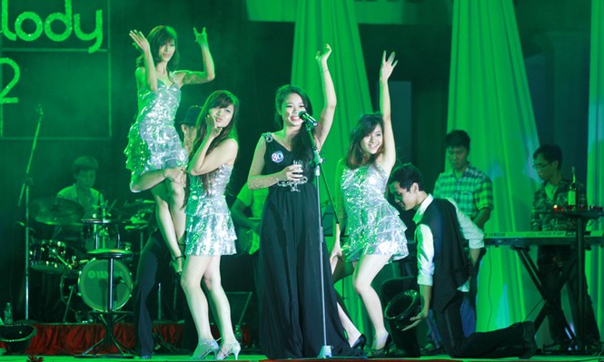 Tiết mục có phần gợi cảm của Nguyễn Hoàng Oanh