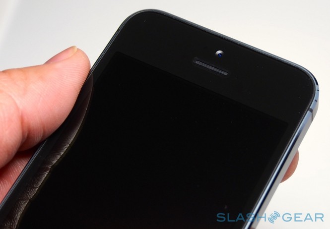 Cận cảnh loa và camera trước của iPhone 5