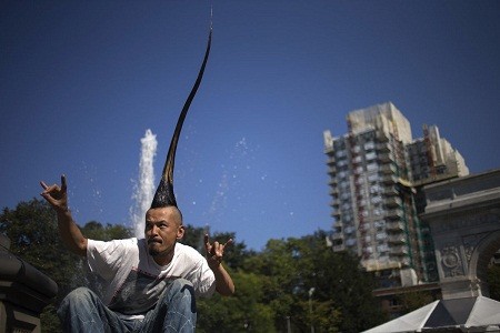 Tháng 9/2012, nhà thiết kế thời trang người Nhật Kazuhiro Watanabe lập Kỷ lục Guinness vì có mái tóc vuốt ngược cao nhất thế giới - 1,13 m