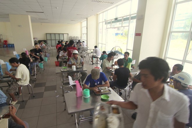 Sinh viên không được tự nấu nướng trong phòng, ở mỗi nhà đều có căn tin phục vụ nhu cầu ăn uống. Trong ảnh là phòng ăn của nhà B2, KTX khu B