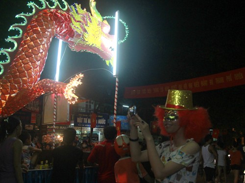 Dù chưa đến ngày Rằng Trung thu, nhưng buổi tập rước đèn đã sớm tạo thành lễ hội đường phố. Nhiều bạn trẻ hóa trang, tranh thủ ghi hình.
