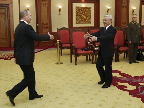 Tổng Bí thư Nguyễn Phú Trọng đón Tổng thống Putin như những người bạn thân thiết lâu ngày gặp lại