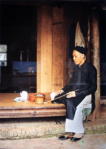 Một ông nhà giàu sửa soạn hút thuốc