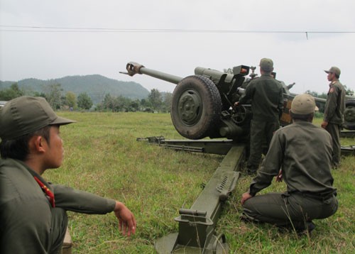 Khẩu đội lựu pháo thuộc Tiểu đoàn pháo binh 609 (Bộ CHQS tỉnh Xay Nha Bu Ly) đưa pháo vào chiếm lĩnh trận địa..