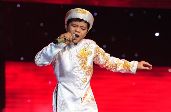 Với phong cách âm nhạc đa màu sắc, Quang Anh được cả huấn luyện viên và công chúng đánh giá cao. Trong đêm chung kết tối 7/9, hot boy lại làm người xem ngạc nhiên bởi sự sáng tạo trong cách thể hiện