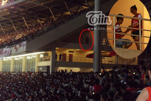 Phía khán đài D, khán giả chăm chú dõi theo và hò hét ủng hộ cặp đôi