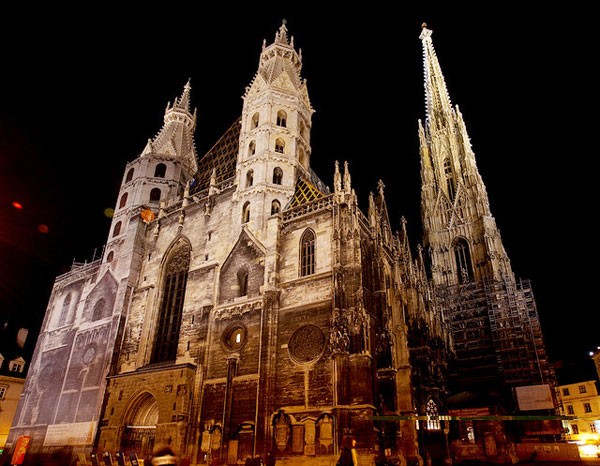Nhà thờ St Stephen, Áo: nằm ở trung tâm của Vienna đã tồn tại qua nhiều cuộc chiến tranh và bây giờ là biểu tượng cho sự tự do của thành phố. Nhà thờ Gothic này được xây dựng trên đống đổ nát của hai nhà thờ trước đó và do Rudolf IV, Công tước Áo, xây dựng trong thế kỷ 14. Điểm dễ nhận biết nhất của nhà thờ là mái nhà được lát họa tiết kim cương, được trang trí thêm vào năm 1952