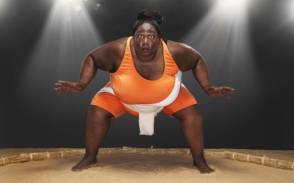 Nữ đô vật (sumo) khổng lồ nhất thế giới là Sharran Alexander (Anh) có trọng lượng 203,21 kg