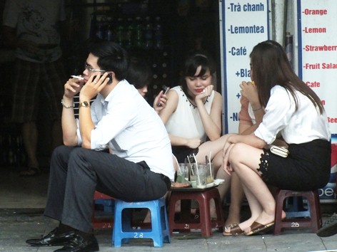 các bạn trẻ vẫn thản nhiên uống