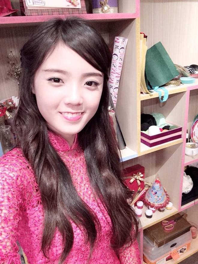 Á Hân Lâm - hot girl nhóm hài BB&BG trong trang phục truyền thống đón năm mới.
Bài viết: http://news.zing.vn/Cac-hot-girl-khoe-anh-xitin-don-nam-moi-post381891.html#category_featured.noibat
Nguồn Zing News