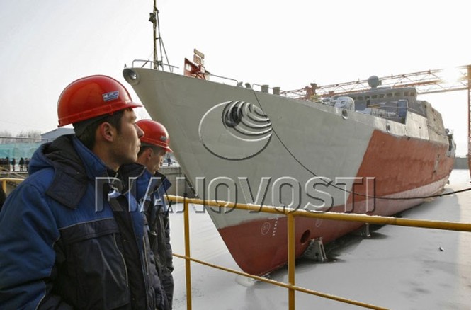 Còn đây là một trong 2 tàu hộ vệ tên lửa Gepard 3.9 Proejct 11661E đóng cho Việt Nam trên dock phủ tuyết trắng mùa đông, ảnh chụp năm 2009
