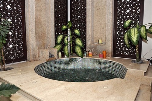 Hồ tắm jacuzzi xinh xắn được đặt trong phòng riêng của Hà Kiều Anh là nơi hoa hậu thư giãn sau một ngày làm việc mệt nhọc.
