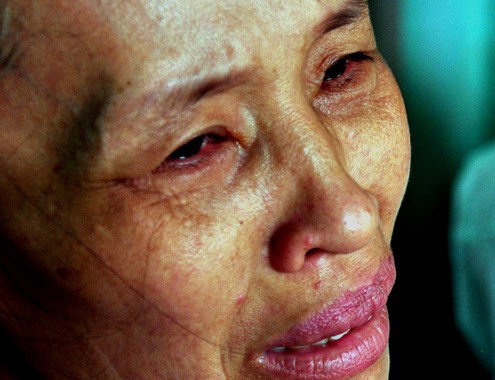 Bà Nguyễn Thị Thu Vân ở thôn Bình Đông, xã Nghĩa Hà, huyện Tư Nghĩa, tỉnh Quảng Ngãi, khóc ngất vì cơn lũ dữ đã giết chết con trai bà vào ngày 16/11. Cơn lũ lịch sử quét qua nhiều tỉnh miền Trung tháng 11 cướp đi sinh mạng 41 người, giao thông tắc nghẽn, hàng nghìn ngôi nhà chìm trong nước lũ. Ảnh: Trí Tín