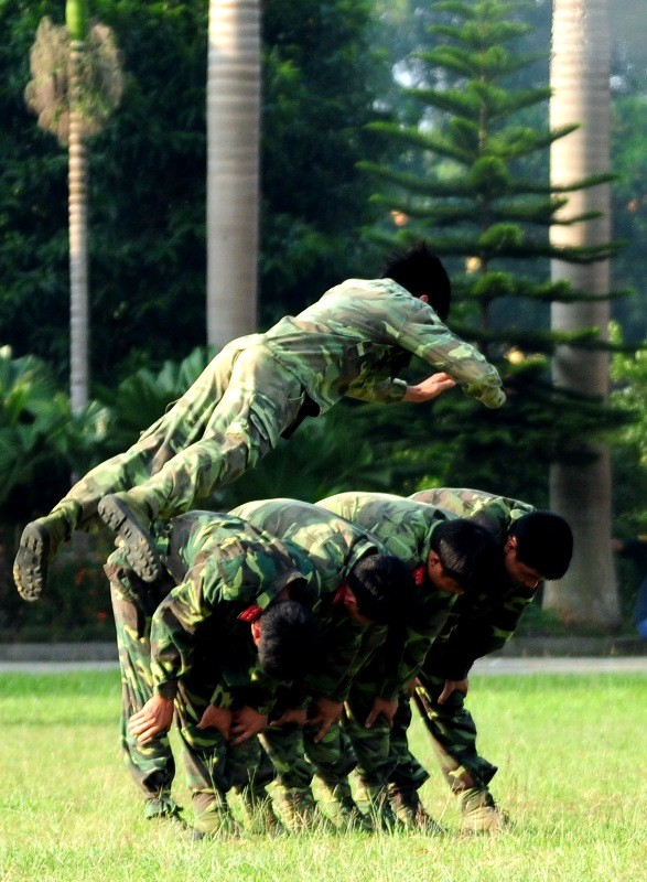 Luyện bài nhảy cao..