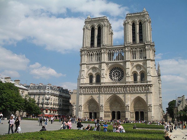 Nhà thờ Đức Bà Paris, Pháp: Là một nhà thờ công giáo tuyệt đẹp nằm ở quận 4, Paris (Pháp), nhà thờ Đức Bà bắt đầu xây dựng vào năm 1163 và hoàn thành vào khoảng năm 1345. Nhà thờ Đức Bà Paris là ví dụ tuyệt vời của kiến trúc Gothic Pháp với các tác phẩm điêu khắc và những lăng kính màu rực rỡ. Trong cuộc Cách mạng Pháp vào những năm 1790, nhiều tác phẩm điêu khắc và kho báu của nó đã bị hư hỏng hoặc bị phá hủy. Napoleon Bonaparte đã lên ngôi Hoàng đế ở đây vào ngày 2/12/1804