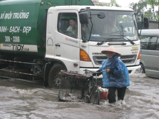 Xe đạp giữa dòng nước