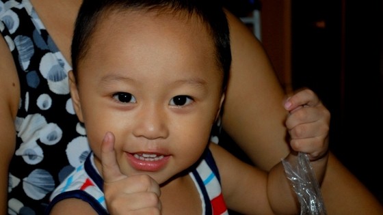 Sự hồn nhiên, thơ ngây của cháu nhỏ càng khiến gia đình càng thêm đau lòng khi nghĩ lại những giây phút cháu phải trải qua