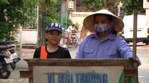 Sinh ra trong một gia đình có mẹ từng là diễn viên chèo, hiện là công nhân vệ sinh đường phố, từ nhỏ, Quang Anh đã có năng khiếu ca hát. Anh trai cậu bé cũng là diễn viên chèo và thường xuyên dạy Quang Anh những kỹ thuật thanh nhạc. Quang Anh từng chia sẻ, em mong mình chiến thắng tại The Voice Kids để có tiền xây nhà cho mẹ