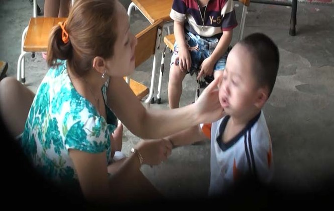 Cô giáo này sẵn sàng tát đôm đốp vào mặt trẻ con