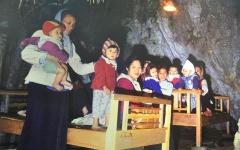Nhiều nhà trẻ được sơ tán vào các hang đá để tránh bom đạn